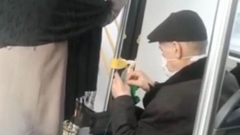 Bursa'daki yaşlı adam, otobüste el işi yaptı