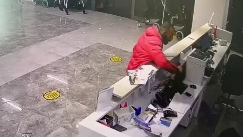 Sultangazi'de taşla girdiği hastanede ortalığı dağıttı