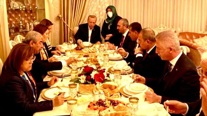 Erdoğan Beyaz Türk diyor, muhalefet her parası olanı Beyaz Türk yapıyor