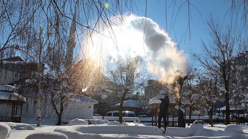 Karlıova'da havaya atılan kaynar su dondu