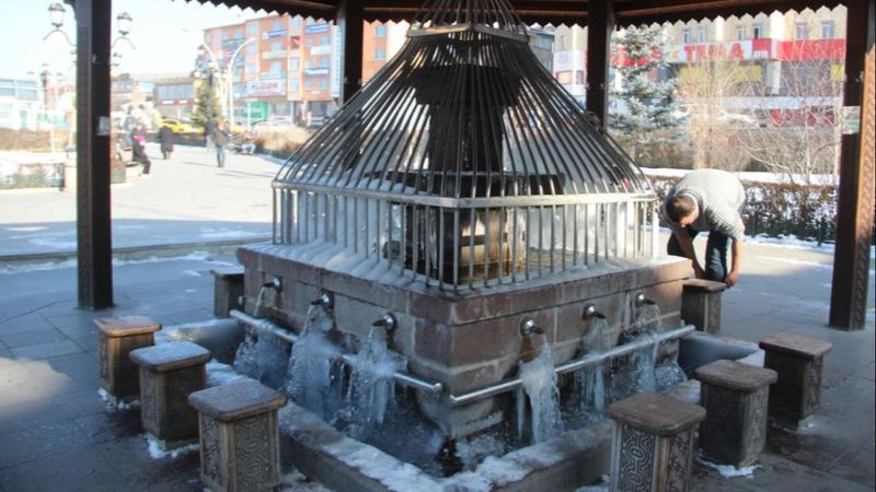 Erzurum'da şadırvanlar buz tuttu
