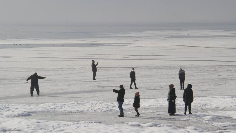 Konya'da buz tutan gölde bisiklet sürdüler