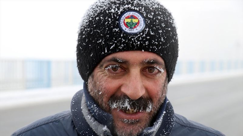 Ağrı'da dışarı çıkanların kirpikleri kırağı tuttu