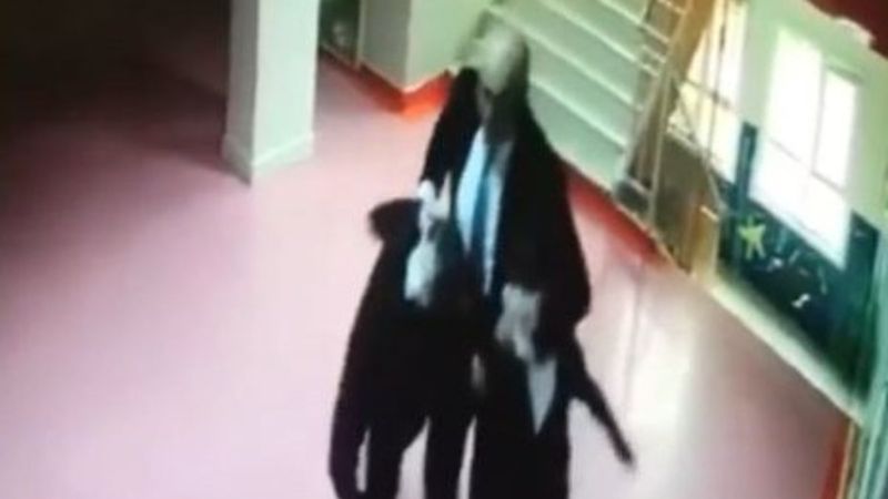 Kadıköy'deki ilkokul müdürü, öğrencileri darbetti