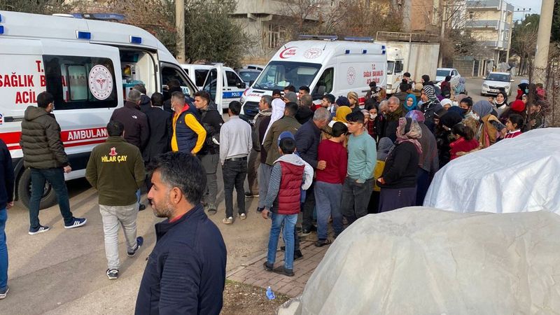 Şanlıurfa'da fren yerine gaza basılan otomobil öğrencilerin arasına daldı