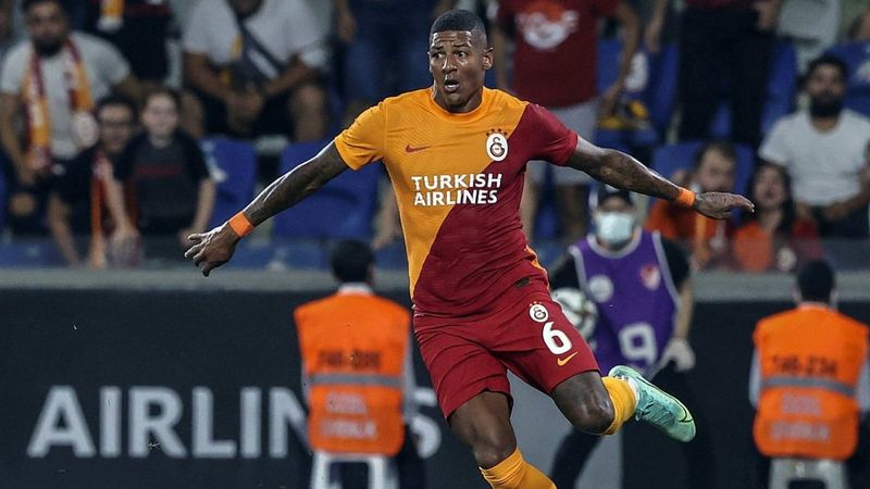 Van Aanholt gözden çıkarıldı