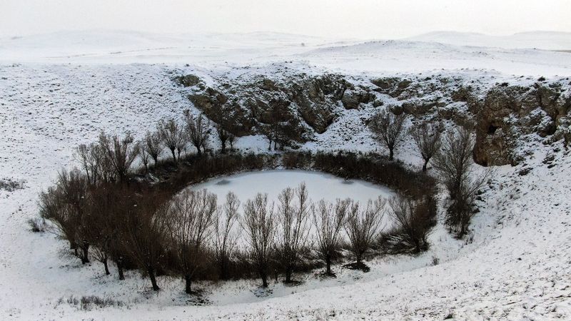 Sivas'ta buz tutan göllerden muhteşem manzara