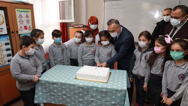 Rize Valisi Kemal Çeber'den öğrencilere ziyaret