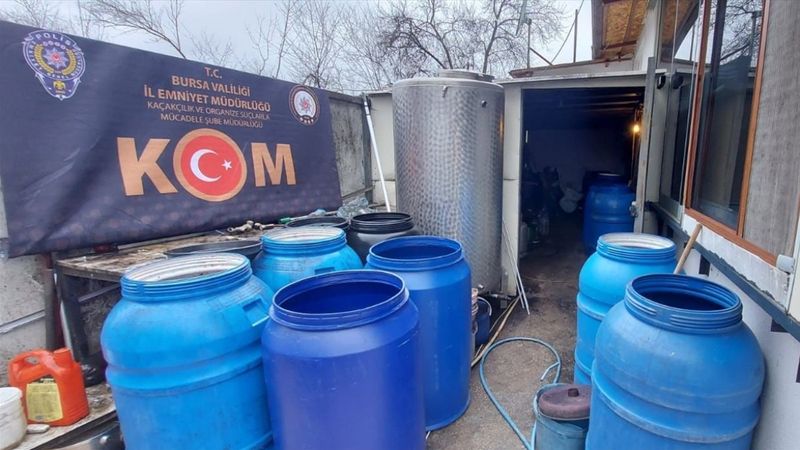 Bursa'da 2 bin 400 litre sahte içki ele geçirildi