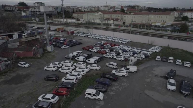 Zeytinburnu'nda otoparktaki sıfır araçlar dikkat çekti