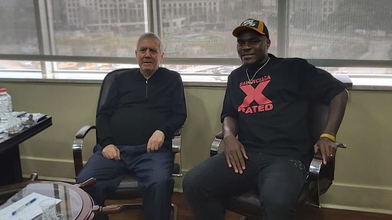 Emmanuel Emenike, Aziz Yıldırım'ı ziyaret etti