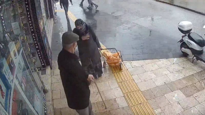 Antalya'da eşi bir anda yere düşen yaşlı adam, çaresizce yardım bekledi