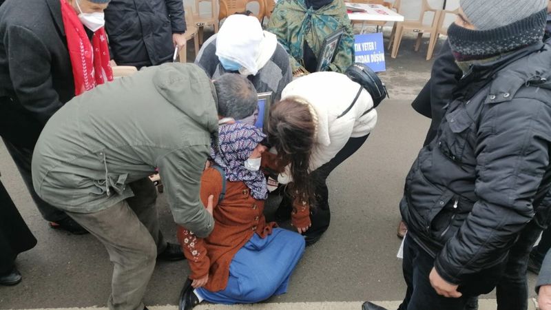 Muş'ta aileler, dondurucu soğuğa rağmen evlat nöbetlerini sürdürüyor