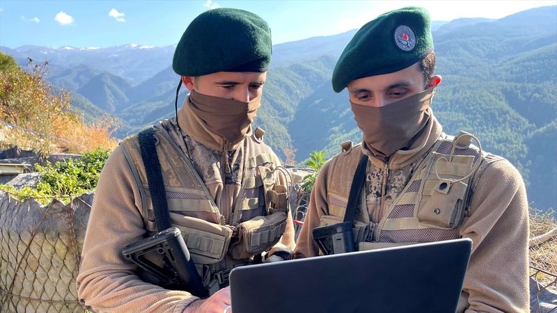 Osmaniye'de özel harekat polisleri, AA'nın fotoğraflarını oyladı