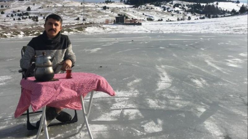 Sinopluların buz tutan göldeki keyfi