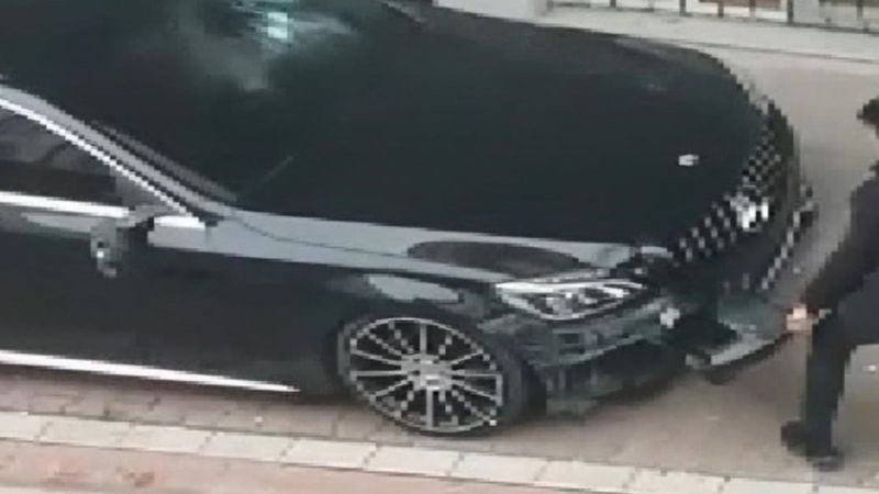 Esenyurt'ta bir şahıs, eşinin arabasını hurdaya çevirdi