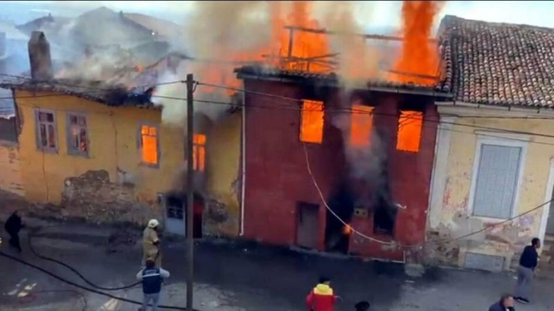 İzmir'deki yangında tanınmaz hale gelen cesetlere otopsi yapıldı