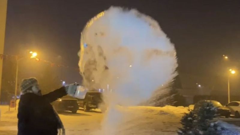 Ağrı'da dondurucu soğuk: Kaynar su havada dondu