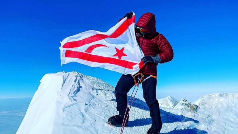 Kıbrıslı Türk dağcı Birkan Uzun, Antarktika'ya KKTC bayrağı dikti