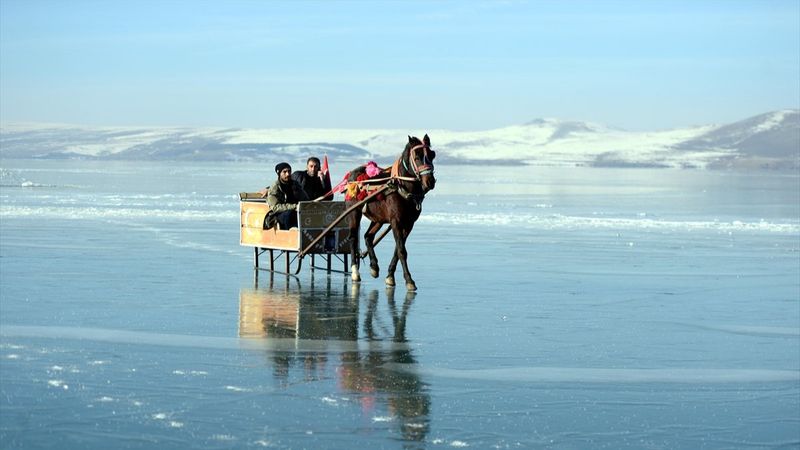 Çıldır Gölü'nde buz kalınlığı 15 santimetreye ulaştı