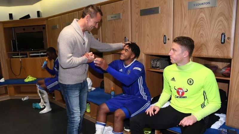 Chelsea efsanesi John Terry yuvaya döndü