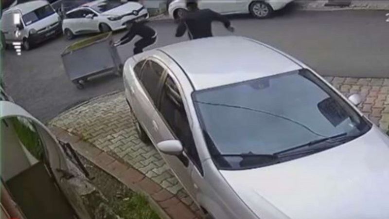 Ümraniye'de rüzgara kapılan çöp konteyneri