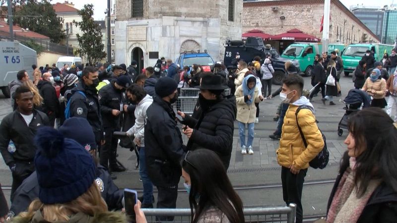 Taksim'de polisler yılbaşı önlemlerine devam ediyor