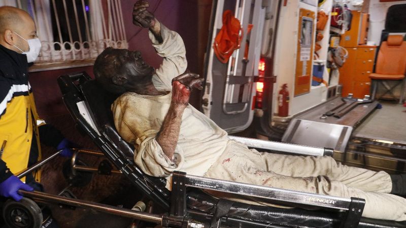 Adana'da alevlerin içinde kalan adam pencere kesilerek kurtuldu