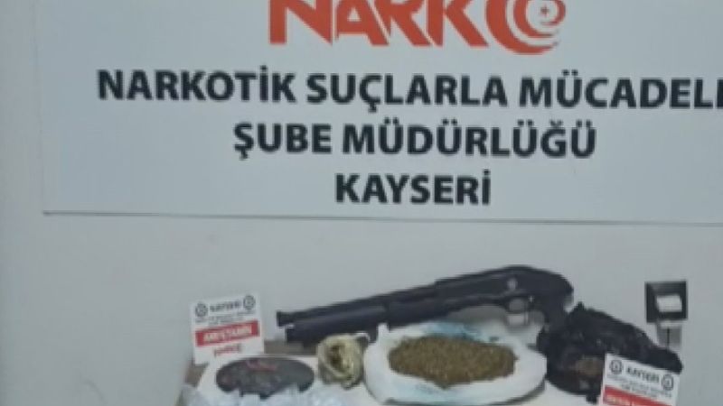 Kayseri'de uyuşturucu taciri anne-kız polise yakalandı