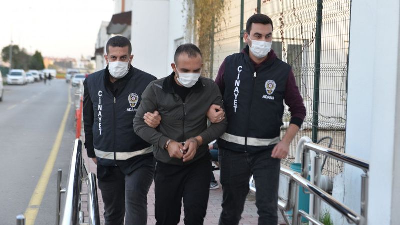 Adana'da husumetlisinin peşine düştü, başkasını vurdu