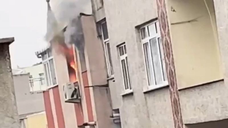 Bağcılar'da 4 katlı binadaki daire alevlere teslim oldu