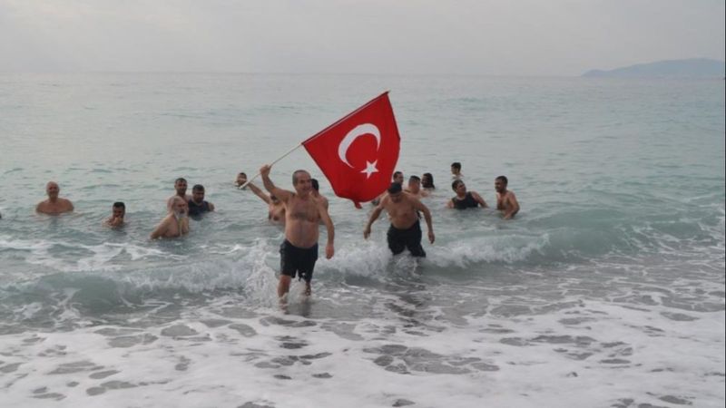 Mersin'de çevreci grubun yılın ilk günü denize girme geleneği