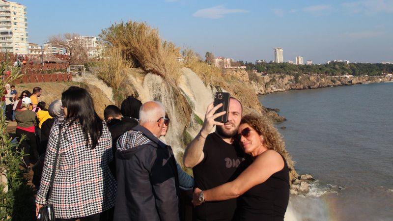 Çamur çağlayan Düden Şelalesi ziyaretçi akınına uğradı