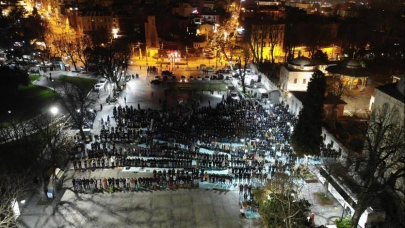 Ayasofya'da 2022'nin ilk sabah namazı yoğunluğu