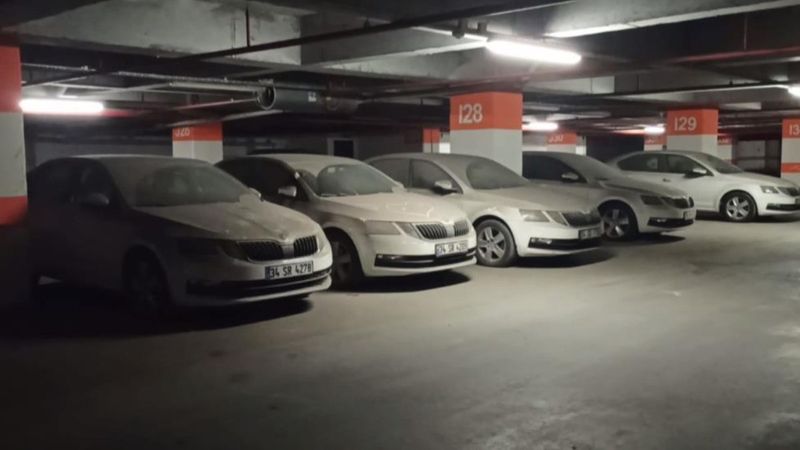 Galericiler araçları site otoparkında stokladı