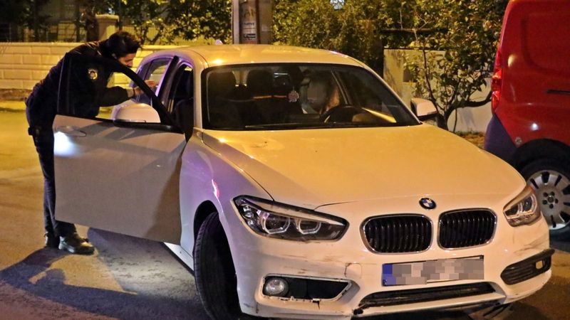 Antalya'da alkollü sürücü, duvara çarptıktan sonra özür diledi