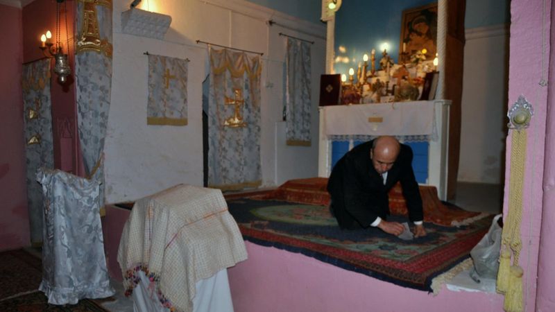 Mardin'de 372 yıllık kiliseyi hayatta tutuyor