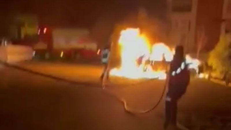Niğde'de çaldığı otomobili ateşe verdi