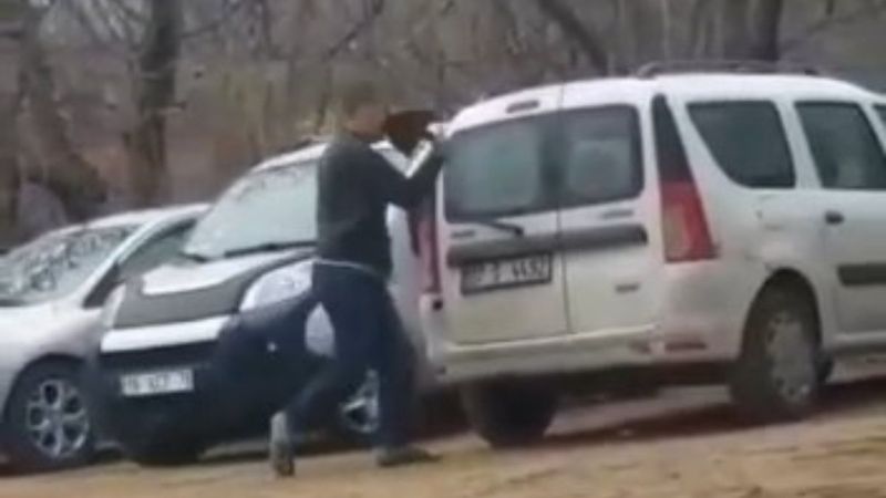 Bursa'da kürekle araçların camını kırdı