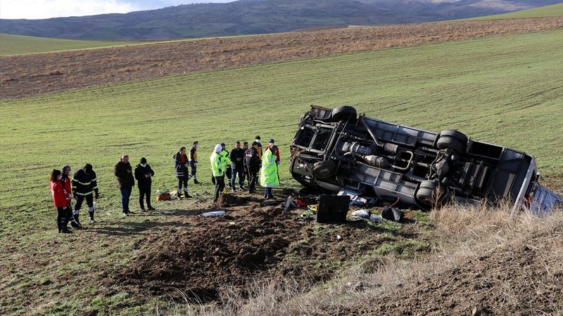 Amasya’da güreşçileri taşıyan midibüs devrildi: 1 ölü, 16 yaralı