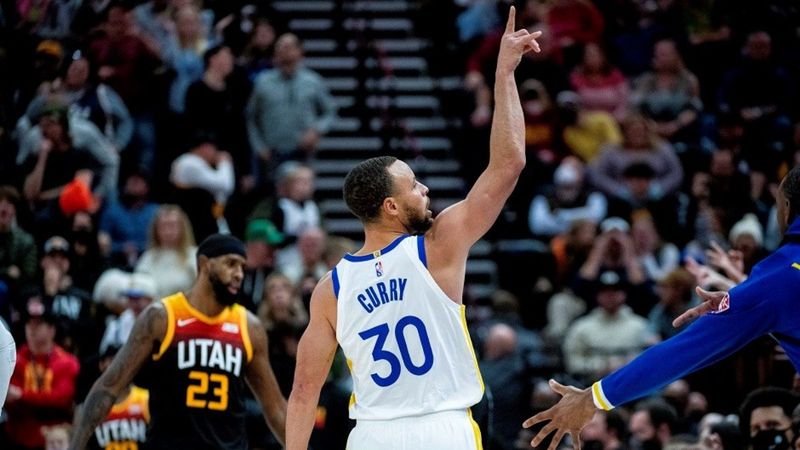Stephen Curry rekor kırdı, Warriors kazandı