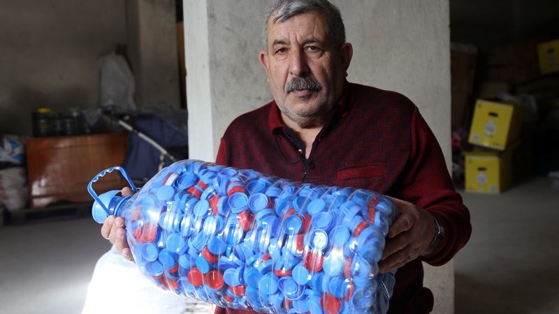 Gümüşhane'deki yaşlı adam, 2 buçuk yıldır mavi kapak topluyor