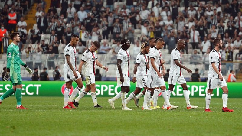 Beşiktaş'ta 5 futbolcu kadrodan çıkarıldı