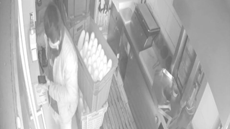 Bursa'da şarj bahanesiyle telefon çalan şahıs kamerada