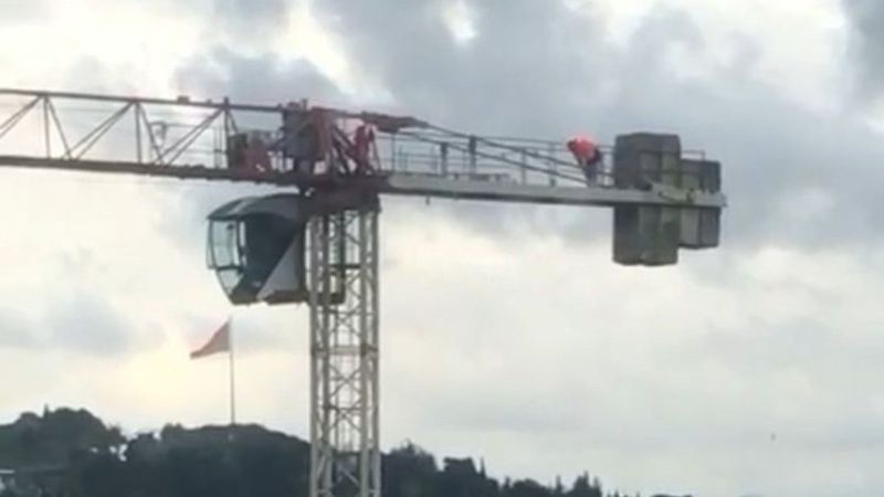 Üsküdar’da vincin üstünde namaz kıldı