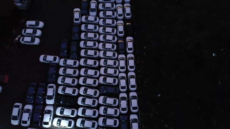 Arnavutköy'de firma otoparkında bekleyen sıfır araçlar