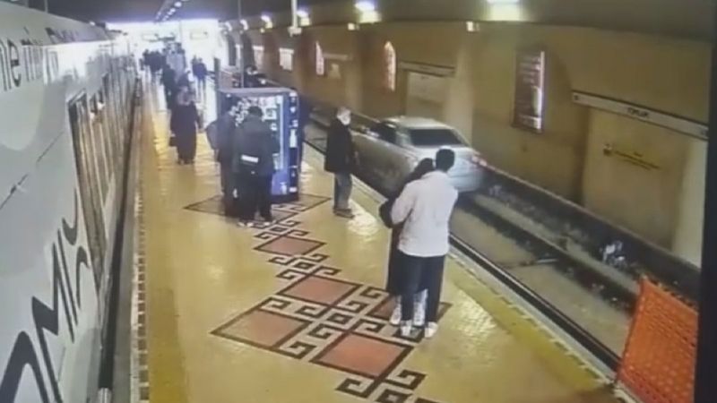 İstanbul'da tramvay yoluna giren sürücü