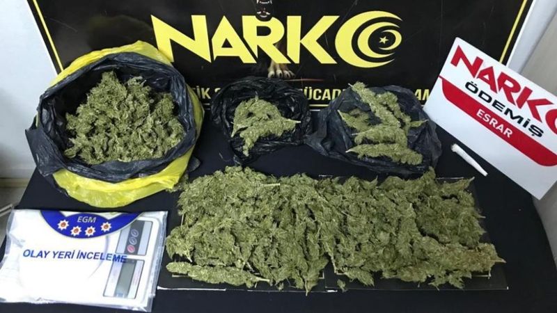 İzmir'de narkotik polisi, uyuşturucu tacirini evinde yakaladı