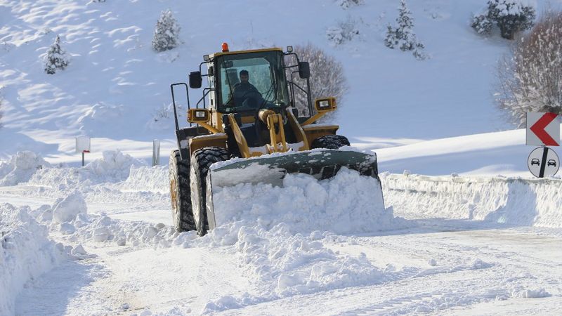 Sivas'ta kar nedeniyle kapanan köy yolları açıldı