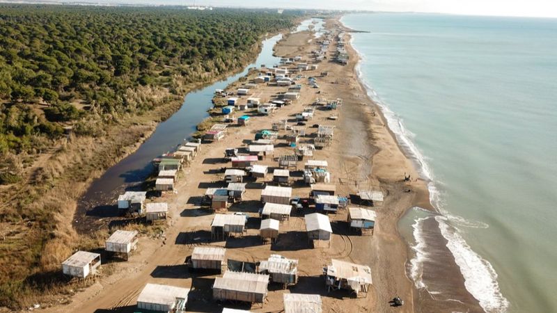 Antalya'daki caretta caretta kumsalı, kaçak barakayla doldu